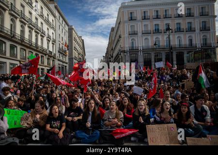 Madrid, Spanien. Oktober 2024. Die Studentenschaft hat am Freitag an rund 50 Standorten in Spanien Mobilisierungen einberufen, als Teil des Studentenstreiks, um auf die "Unsicherheit" über das Format des neuen Zugangs zur Universität (PAU) zu reagieren. Die Studenten verurteilen den Mangel an Informationen über Prüfungen, die im Juni durchgeführt werden, deren Modell jedoch vom Bildungsministerium oder den Regionalräten noch nicht mitgeteilt wurde. Quelle: D. Canales Carvajal/Alamy Live News Stockfoto