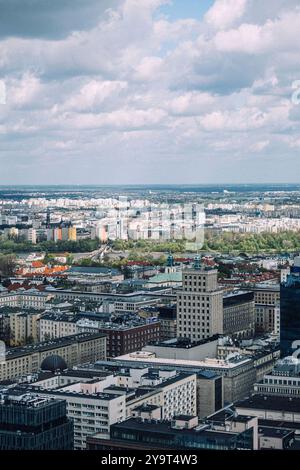 Panoramablick auf Warschaus Stadtlandschaft mit historischen Gebäuden und moderner Architektur. Warschau, Polen - 19. Mai 2024 Stockfoto