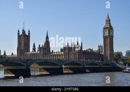 London, Großbritannien. Oktober 2024. Houses of Parliament, Big Ben und Westminster Bridge, Blick bei Tag. Quelle: Vuk Valcic/Alamy Stockfoto