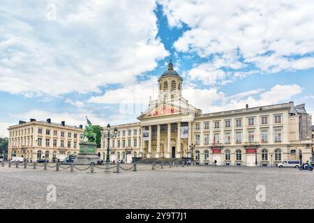 Brüssel, Belgien - 7. Juli 2016: St. Jacques Church an der Coudenberg und Godefroid Van Bouillon König Jesusalem Denkmal in Brüssel, Belgien. Stockfoto