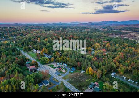 Tupper Lake NY Adirondacks Tri Lakes Region mit Blick auf den Nordwesten des Rt 30 Herbst Sonnenuntergang Stockfoto