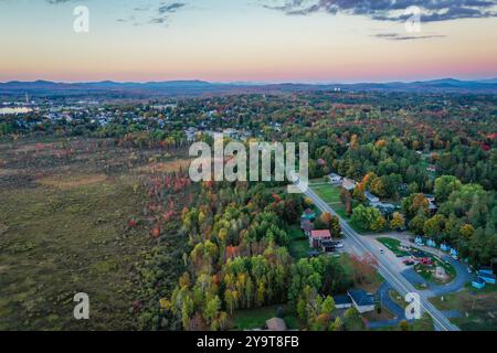 Tupper Lake NY Adirondacks Tri Lakes Region mit Blick auf den Nordwesten des Rt 30 Herbst Sonnenuntergang Stockfoto