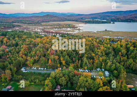 Tupper Lake NY Adirondacks Tri Lakes Region mit Blick nach Süden Rt 30 Herbst Sonnenuntergang aus der Luft Stockfoto