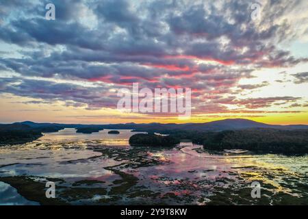 Tupper Lake NY Adirondacks Tri Lakes Region majestätischer Sonnenuntergang im Herbst aus der Luft Stockfoto