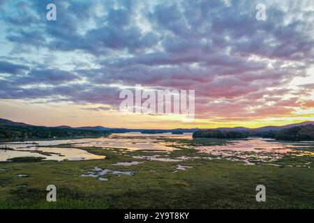 Tupper Lake NY Adirondacks Tri Lakes Region majestätischer Sonnenuntergang im Herbst aus der Luft Stockfoto