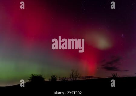 Ein atemberaubender Blick auf die aurora Borealis, wo sich lebendige Lichtbänder über den Nachthimmel erstrecken. Stockfoto