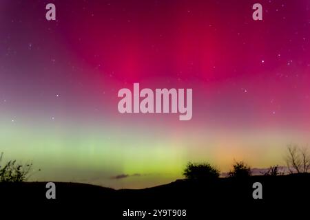 Ein atemberaubender Blick auf die aurora Borealis, wo sich lebendige Lichtbänder über den Nachthimmel erstrecken. Stockfoto