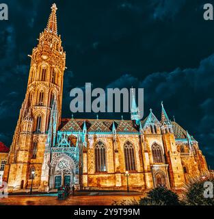 BUDAPEST, Ungarn-Mai 06, 2016: St. Matthias-Kirche in Budapest. Nachtzeit. Stockfoto