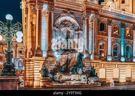 Matthias-Brunnen-ist eine monumentaler Brunnen-Gruppe auf dem westlichen Vorplatz der Budaer Burg in Budapest. Ungarn. Stockfoto