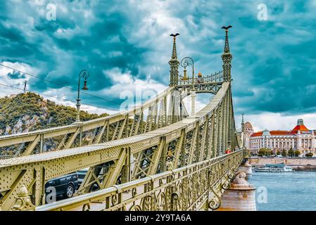 BUDAPEST, Ungarn-Mai 06, 2016: Freiheitsbrücke in Budapest, Brücke zwischen Buda und Pest über die Donau. Stockfoto