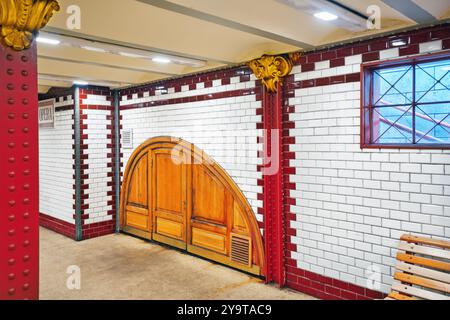 BUDAPEST, Ungarn-Mai 02, 2016: Innenraum der u-Bahnstation in Budapest. Gelb (1 Zeile) ist die älteste u-Bahn-System elektrifiziert, auf die Stockfoto