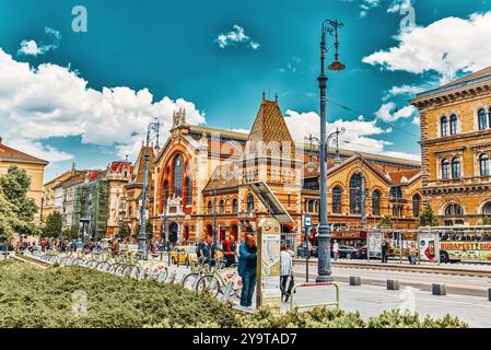 BUDAPEST, Ungarn-Mai 06, 2016: Großer Markt Hall - größte und älteste Markthalle in Budapest, Menschen auf der Straße. Ungarn Stockfoto