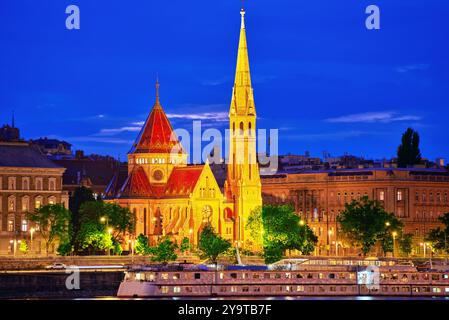 Reformierte Kirche Ufer Blick auf die Donau. Budapest. Ungarn. Nachtzeit. Stockfoto