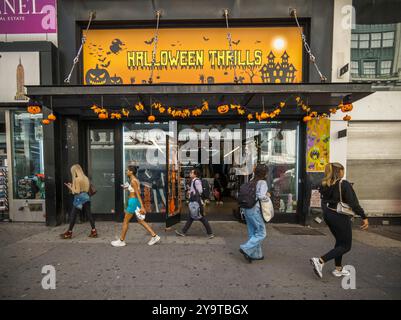 Der Halloween-Thrills-Laden am Herald Square in New York belegt leerstehende Immobilien. Gesehen am Freitag, 4. Oktober 2024 (© Richard B. Levine) Stockfoto