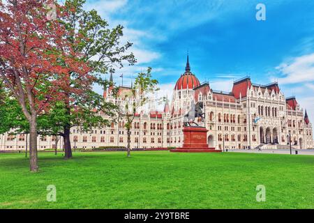 BUDAPEST, Ungarn-MAY 04, 2016: Ungarische Parlament Haupteingang. Panorama-Blick. Ungarn. Stockfoto