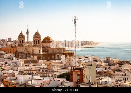 Luftaufnahme der Kathedrale von Cadiz vom Meer Stockfoto