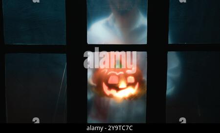Monster Auf Der Anderen Seite Des Fensters Stockfoto