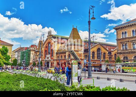 BUDAPEST, Ungarn-Mai 06, 2016: Großer Markt Hall - größte und älteste Markthalle in Budapest, Menschen auf der Straße. Ungarn Stockfoto