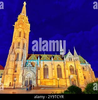 BUDAPEST, Ungarn-Mai 06, 2016: St. Matthias-Kirche in Budapest. Nachtzeit. Stockfoto