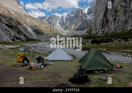 Camping im wunderschönen Nangma Valley (Yosemite von Pakistan), Kanday, Baltistan, Pakistan Stockfoto