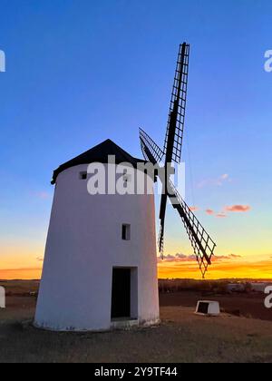 Windmühle bei Einbruch der Nacht. Tembleque, Provinz Toledo, Castilla La Mancha, Spanien. Stockfoto