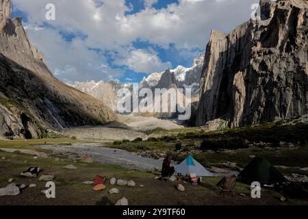 Camping im wunderschönen Nangma Valley (Yosemite von Pakistan), Kanday, Baltistan, Pakistan Stockfoto