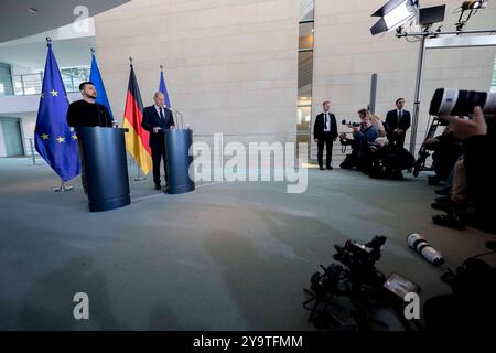 Berlin, Berlin, Deutschland. Oktober 2024. Pressekonferenz mit dem ukrainischen Präsidenten Wolodymyr Zelensky und dem Bundeskanzler Olaf Scholz im Bundeskanzleramt in Berlin. (Kreditbild: © Andreas Stroh/ZUMA Press Wire) NUR REDAKTIONELLE VERWENDUNG! Nicht für kommerzielle ZWECKE! Stockfoto