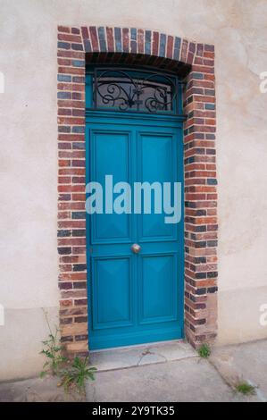 Blaue Holztür in einem mediterranen Haus in Südfrankreich Stockfoto