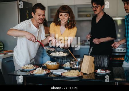 Freunde genießen ein Pasta-Abendessen zu Hause Stockfoto