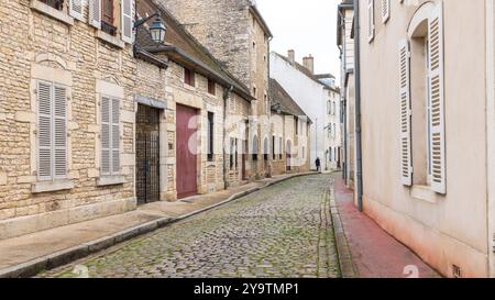 Historische Häuser lange Kopfsteinpflasterstraße in der antiken Stadt Beaune in der Region Burgund in Frankreich Stockfoto