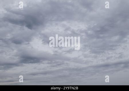 Graue Regenwolken voller Regen am Himmel. Bedeckter Himmel mit dunklen Wolken. Dunkler Himmel vor einem Gewitter Stockfoto