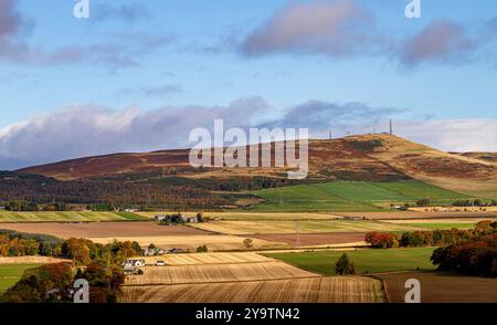 Die Herbstsonne schafft wunderschöne Landschaften der umliegenden Dundee-Landschaft, einschließlich Strathmore Valley und den Sidlaw Hills in Schottland Stockfoto