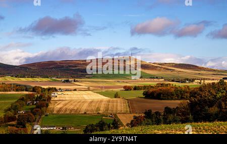 Die Herbstsonne schafft wunderschöne Landschaften der umliegenden Dundee-Landschaft, einschließlich Strathmore Valley und den Sidlaw Hills in Schottland Stockfoto