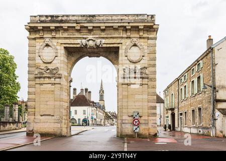 Beaune, Frankreich - 29. April 2024: Eingang zum Hafen Saint-Nicolas in der Rue de Lothringen der antiken Stadt Beaune in der Region Burgund in Frankreich Stockfoto