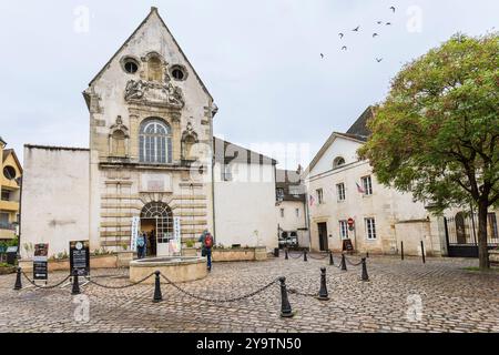 Beaune, Frankreich - 29. April 2024: Stadtbild mit Ancien Carmel de Baune Ausstellungsgebäude im Zentrum der antiken Stadt Beaune in der Region Burgund in Frankreich Stockfoto