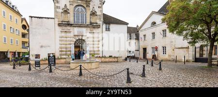 Beaune, Frankreich - 29. April 2024: Stadtbild mit Ancien Carmel de Baune Ausstellungsgebäude im Zentrum der antiken Stadt Beaune in der Region Burgund in Frankreich Stockfoto