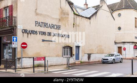 Beaune, Frankreich - 29. April 2024: Stadtbild mit Grand Vin de Bourgogne-Schild am Bau in der antiken Stadt Beaune in der Region Burgund in Frankreich Stockfoto