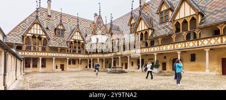 Beaune, Frankreich - 29. April 2024: Das Hospices de Beaune oder Hotel-Dieu de Beaune ist eine ehemalige karitative Almshouse in der antiken Stadt Beaune in der Region Burgund in Frankreich Stockfoto