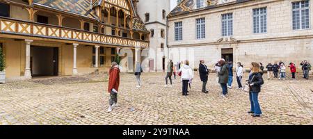 Beaune, Frankreich - 29. April 2024: Das Hospices de Beaune oder Hotel-Dieu de Beaune ist eine ehemalige karitative Almshouse in der antiken Stadt Beaune in der Region Burgund in Frankreich Stockfoto