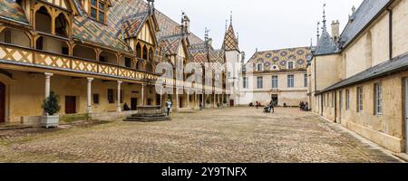 Beaune, Frankreich - 29. April 2024: Das Hospices de Beaune oder Hotel-Dieu de Beaune ist eine ehemalige karitative Almshouse in der antiken Stadt Beaune in der Region Burgund in Frankreich Stockfoto