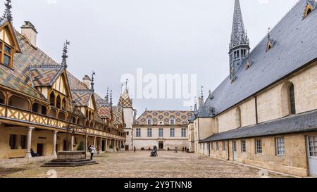 Beaune, Frankreich - 29. April 2024: Das Hospices de Beaune oder Hotel-Dieu de Beaune ist eine ehemalige karitative Almshouse in der antiken Stadt Beaune in der Region Burgund in Frankreich Stockfoto