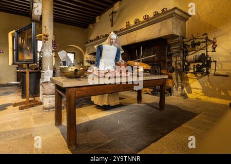 Beaune, Frankreich - 29. April 2024: Küchenszene mit Schwesternkochen in Hospices de Beaune oder Hotel-Dieu de Beaune, einer ehemaligen karitativen Almshouse in der antiken Stadt Beaune im Burgund in Frankreich Stockfoto