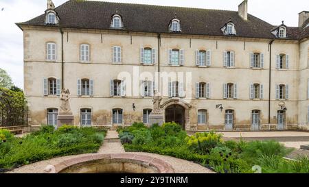 Beaune, Frankreich - 29. April 2024: Kreuzgang und Kräutergarten in Hospices de Beaune oder Hotel-Dieu de Beaune ist eine ehemalige karitative Almshouse in der antiken Stadt Beaune in der Region Burgund in Frankreich Stockfoto