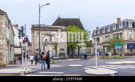 Beaune, Frankreich - 29. April 2024: Eingang zum Hafen Saint-Nicolas in der Rue de Lothringen der antiken Stadt Beaune in der Region Burgund in Frankreich Stockfoto