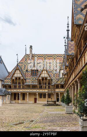 Beaune, Frankreich - 29. April 2024: Das Hospices de Beaune oder Hotel-Dieu de Beaune ist eine ehemalige karitative Almshouse in der antiken Stadt Beaune in der Region Burgund in Frankreich Stockfoto