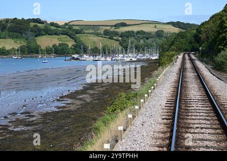 Boote, die auf dem Fluss Dart nahe Dartmouth vor Anker liegen, von der Rückseite eines Zuges auf der Dartmouth Steam Railway aus gesehen. Stockfoto