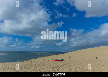 Düne von Pilat, Frankreich - 14. August 2024: Paragliding in der Großen Düne von Pilat, Arcachon Basin, Nouvelle Aquitaine, Frankreich. Stockfoto