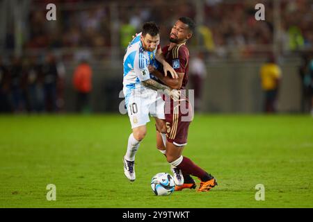 MATURIN, VENEZUELA - 10. OKTOBER: Lionel Messi aus Argentinien tritt am 10. oktober 2024 im Estadio Monumental de Maturin in Venezuela beim Qualifikationsspiel der südamerikanischen FIFA-Weltmeisterschaft 2026 gegen Yangel Herrera aus Venezuela an. Foto: Luis Morillo/Alamy Live News Stockfoto