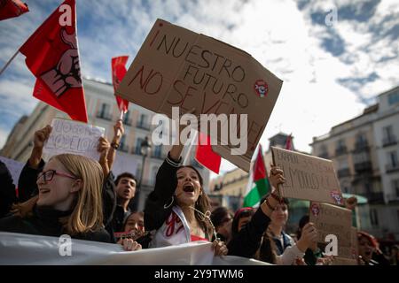 Madrid, Spanien. Oktober 2024. Die Demonstranten skandieren Slogans, während sie Plakate halten. Die Studentenschaft hat im Rahmen des Studentenstreiks an rund 50 Standorten in Spanien Mobilisierungen einberufen, um auf die „Unsicherheit“ über das Format des neuen Zugangs zur Universität (PAU) zu reagieren. Die Studenten verurteilen den Mangel an Informationen über Prüfungen, die im Juni durchgeführt werden, deren Modell jedoch vom Bildungsministerium oder den Regionalräten noch nicht mitgeteilt wurde. Quelle: SOPA Images Limited/Alamy Live News Stockfoto