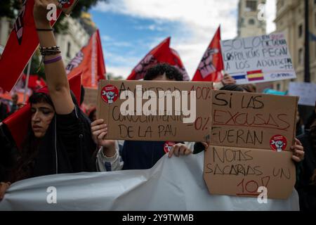 Madrid, Spanien. Oktober 2024. Die Demonstranten halten Fahnen und Plakate während der Demonstration. Die Studentenschaft hat im Rahmen des Studentenstreiks an rund 50 Standorten in Spanien Mobilisierungen einberufen, um auf die „Unsicherheit“ über das Format des neuen Zugangs zur Universität (PAU) zu reagieren. Die Studenten verurteilen den Mangel an Informationen über Prüfungen, die im Juni durchgeführt werden, deren Modell jedoch vom Bildungsministerium oder den Regionalräten noch nicht mitgeteilt wurde. Quelle: SOPA Images Limited/Alamy Live News Stockfoto